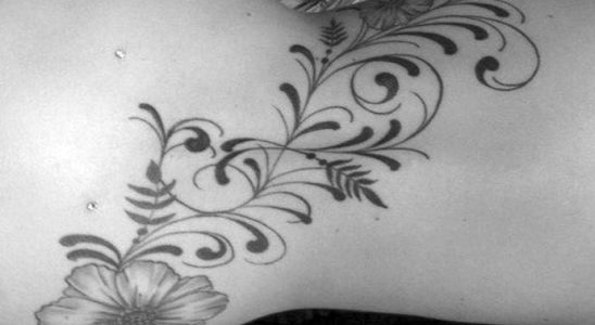 tatouage arabesque dos femme