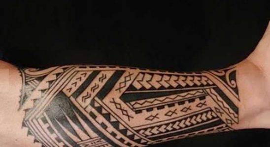 tattoo tribal polynesien sur la jambe