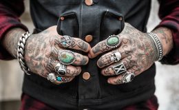 Tatouage main