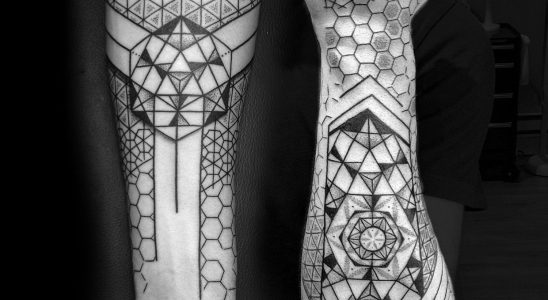 Dotwork tatouage bras