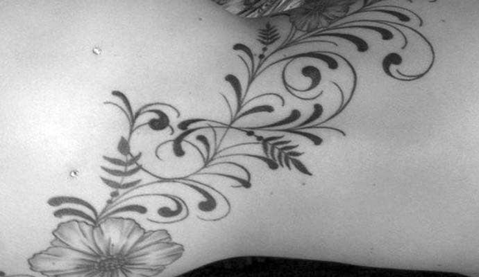 tatouage arabesque dos femme