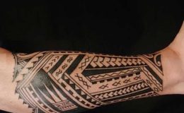 tattoo tribal polynesien sur la jambe