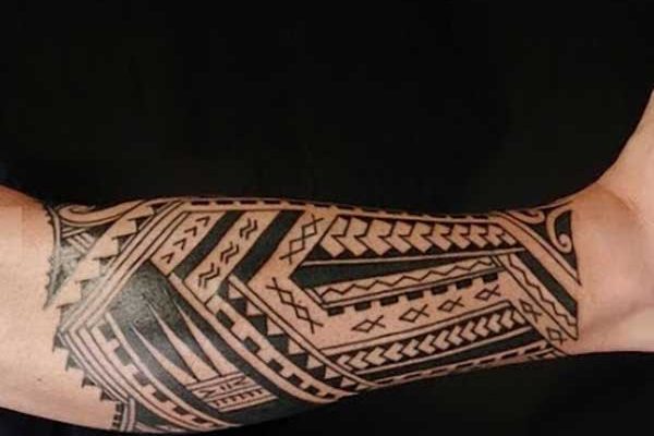 tattoo tribal polynesien sur la jambe