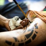 technique traditionnelle du tattoo au bambou