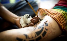 technique traditionnelle du tattoo au bambou