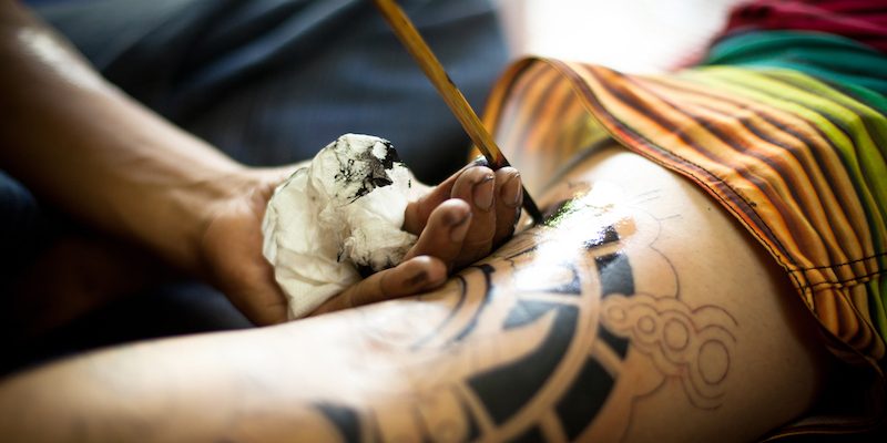 technique traditionnelle du tattoo au bambou