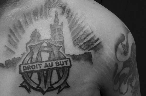 tattoo sur la poitrine droit au but om