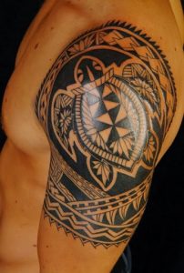 tatto tribal sur l'épaule