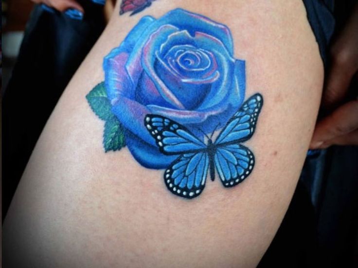 tatouage de rose bleue 