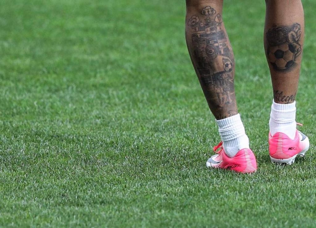 Tattoo sur les mollets des de Neymar