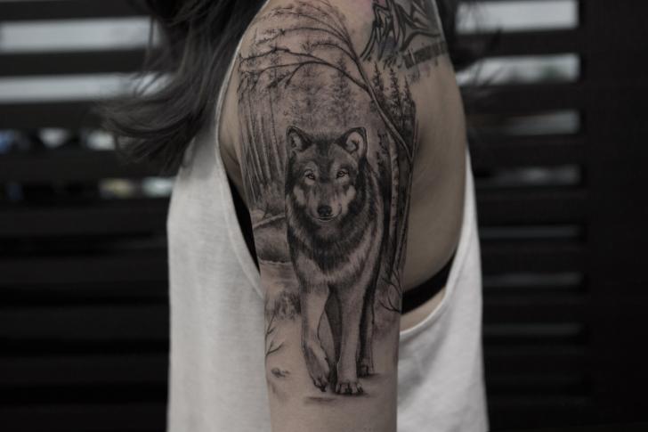 tatouage bras et épaule motif loup