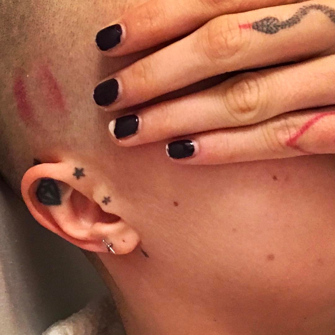 Cara delevingue et ses tattoos aux oreilles