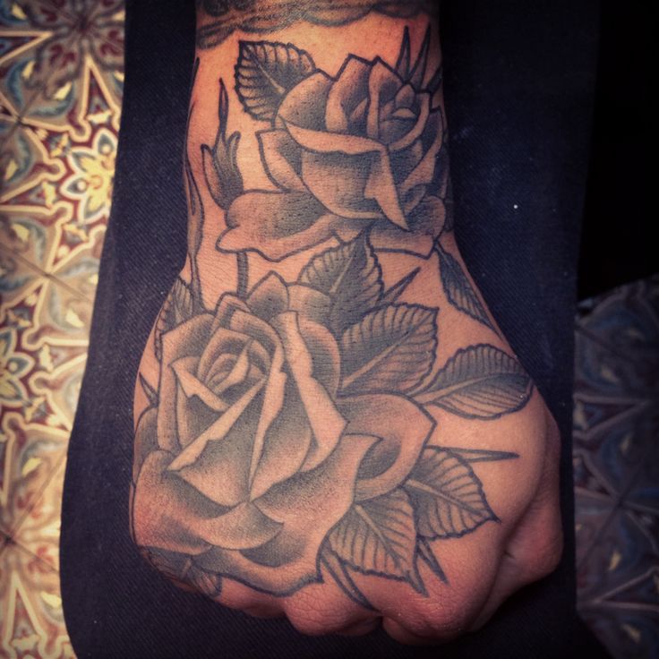 Tatouage main roses