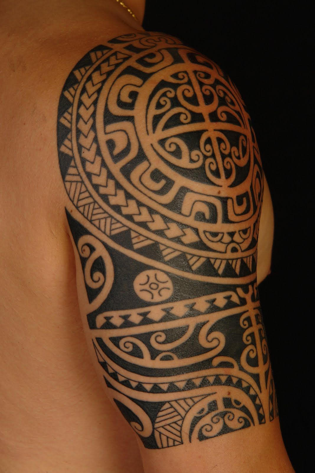 Tatouage bras polynésien