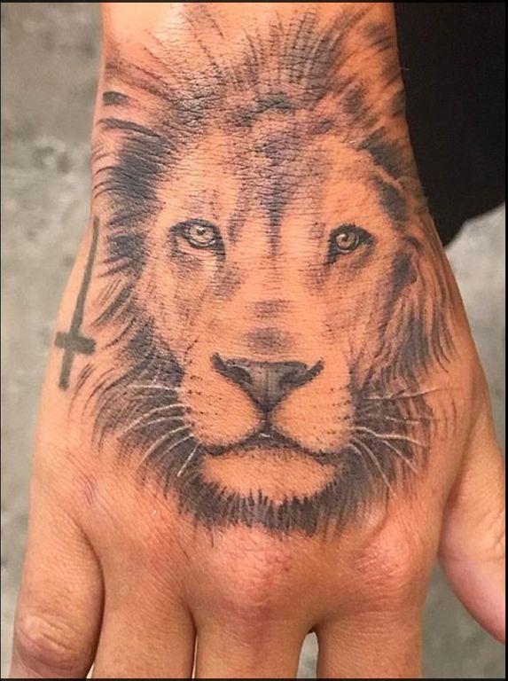 Tatouage main lion de Demi Lovato