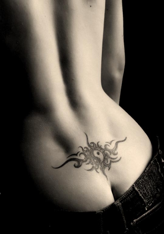 tatouage bas dos femme