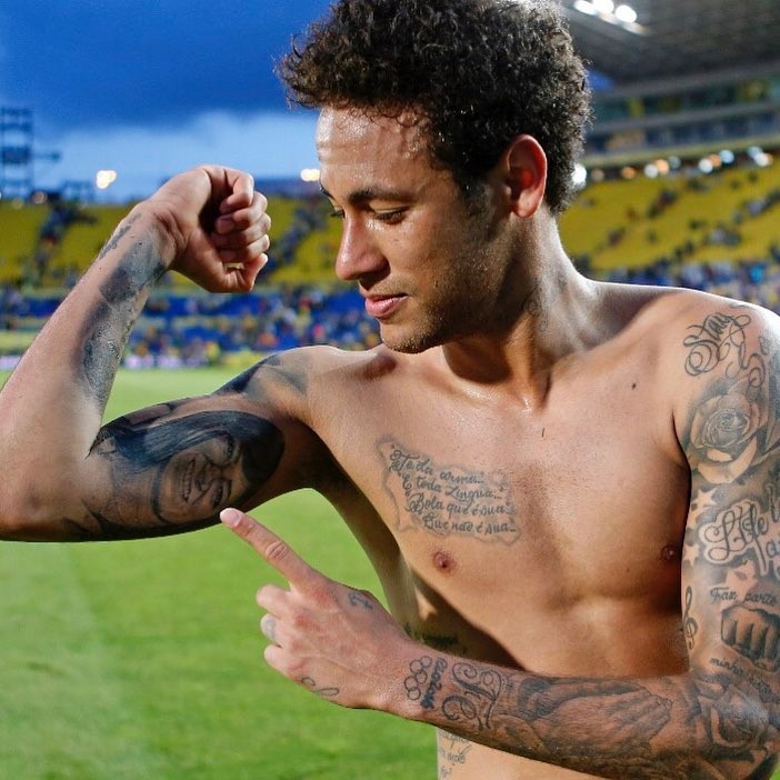 Neymar montre le tatouage de sa mere