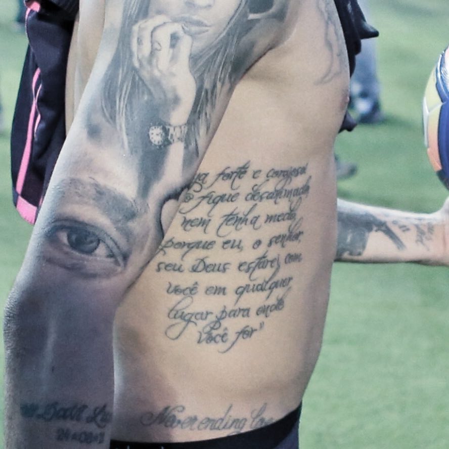 Tattoo sur le coté droit de Neymar