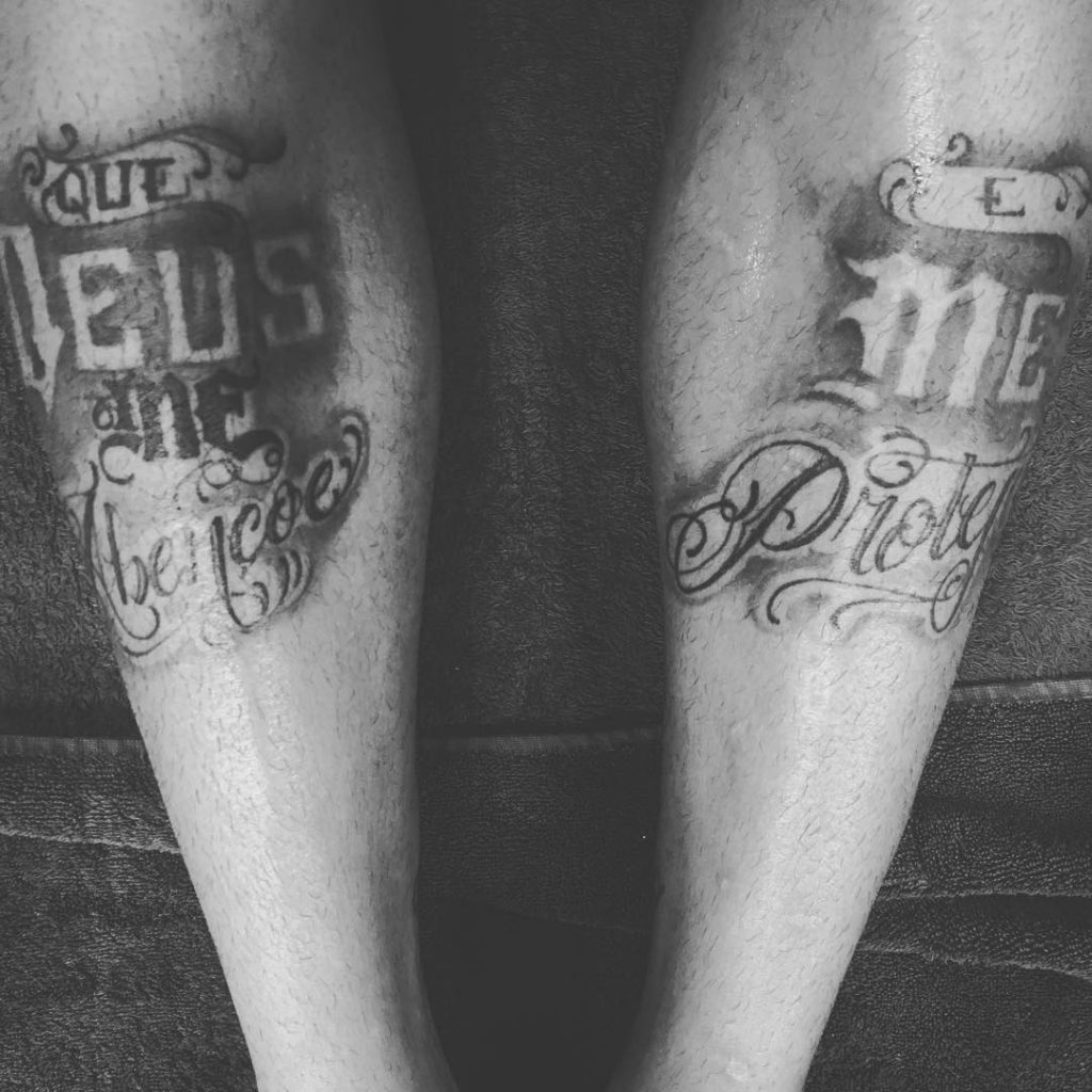 Tattoos sur le devant des 2 jambes de Neymar