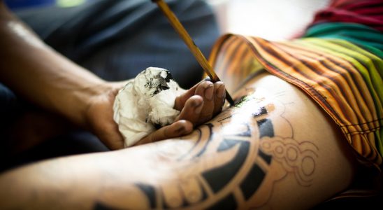 technique traditionnelle du tattoo au bambou