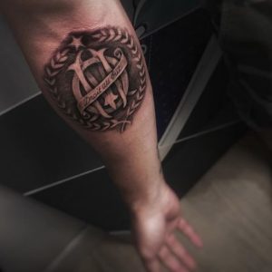 tattoo sur le bras olympique de marseille
