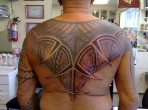 Tattoo tribal samoan sur le dos