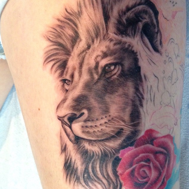 Tattoo lion avec rose